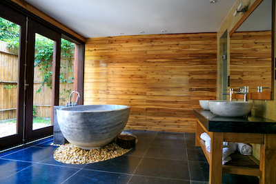 Badkamer met houten wand