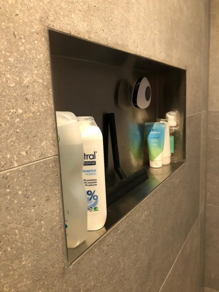 nisjes voor shampoo bij badkamerrenovatie