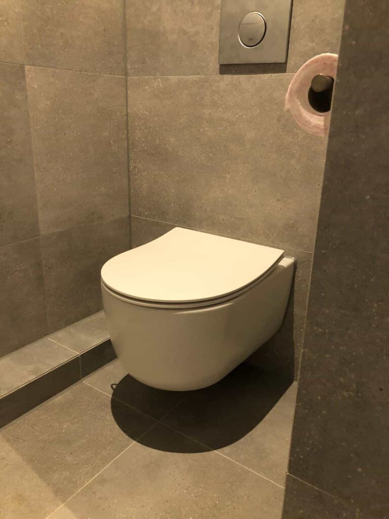 zwevend toilet bij badkamer renovatie