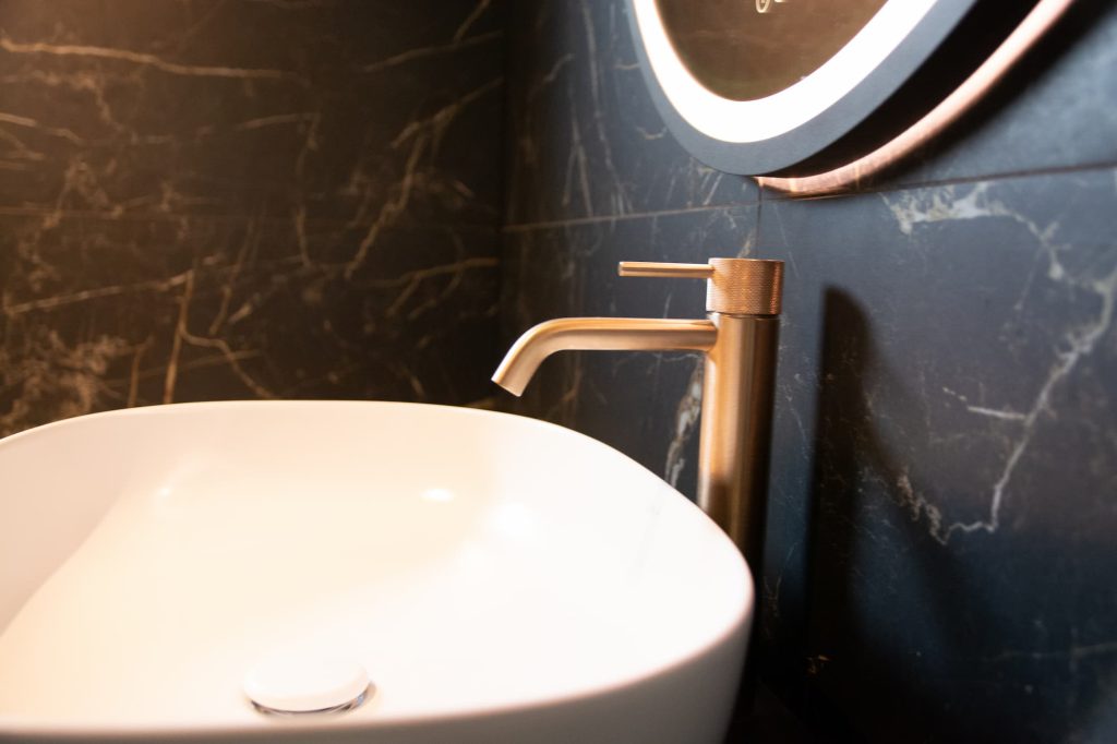 Donkere badkamer kleine ruimte