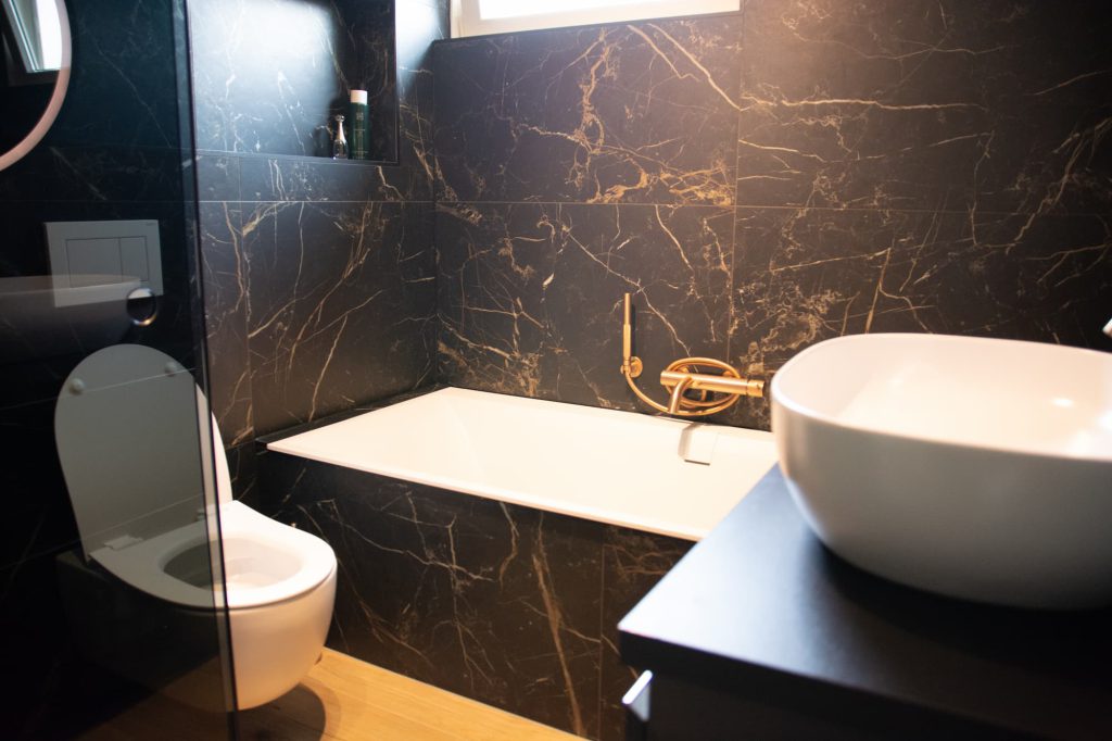 Donkere luxe badkamer