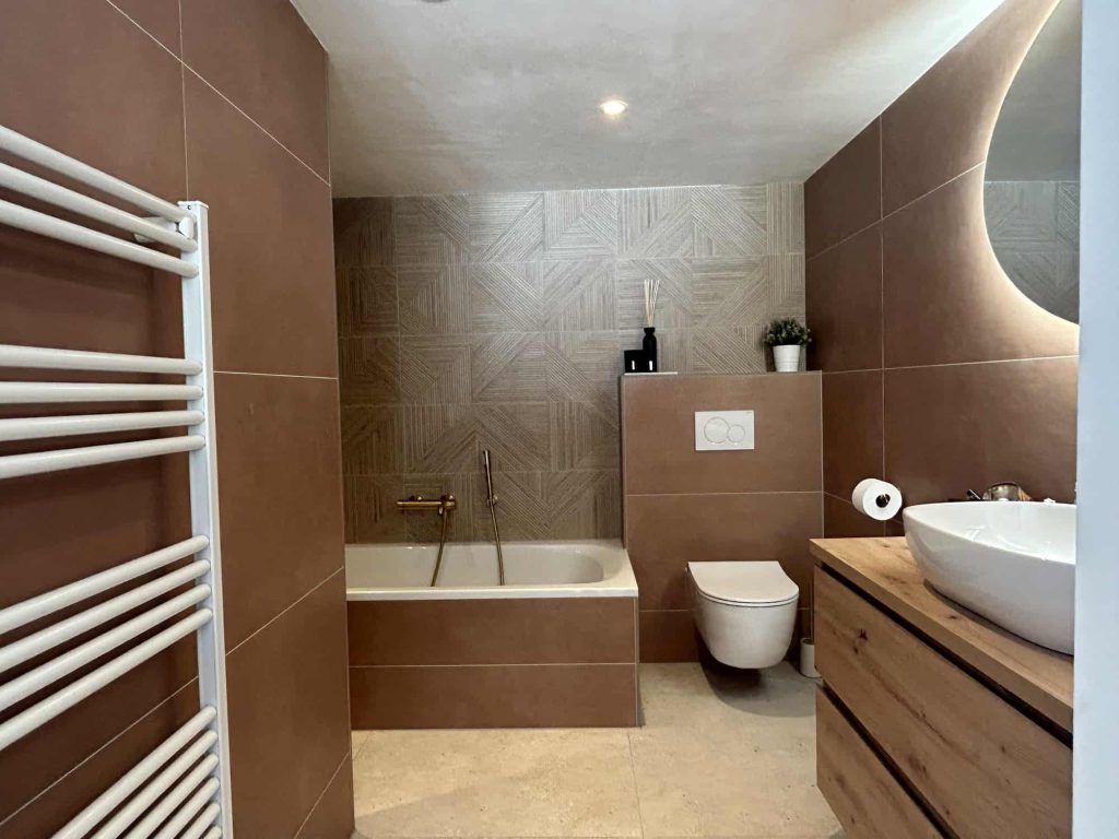 Kleine natuurlijke badkamer