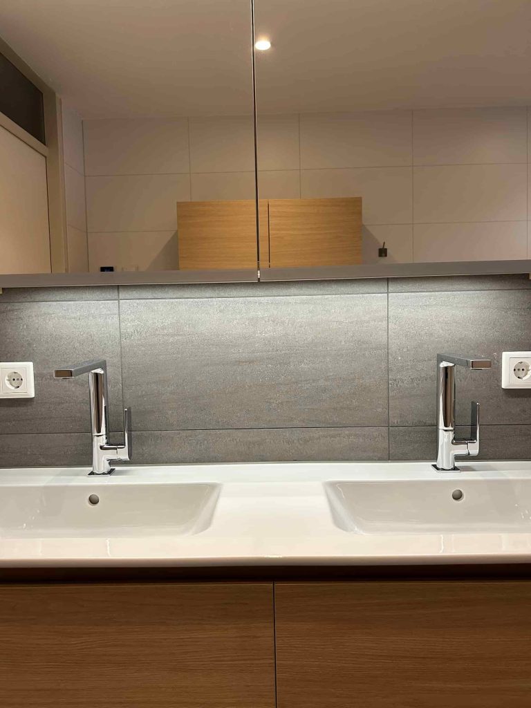 Dubbele spiegel en wastafel