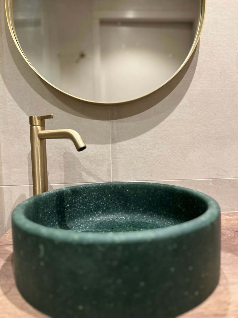 Nieuwe wasbak en gouden kranen