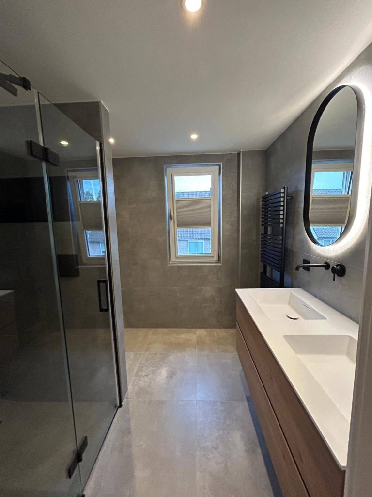 Compacte badkamer met dubbele wastafel