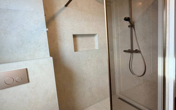 Inloopdouche met nis badkamer renovatie Eindhoven