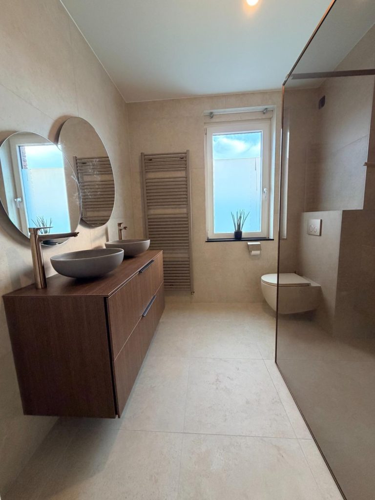 Kleine badkamer idee met raam