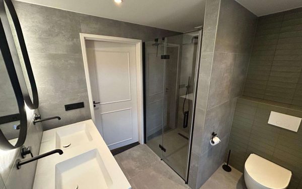 Kleine compacte nieuwe badkamer met douche