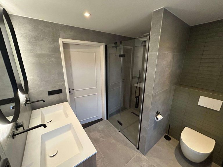 Kleine compacte nieuwe badkamer met douche