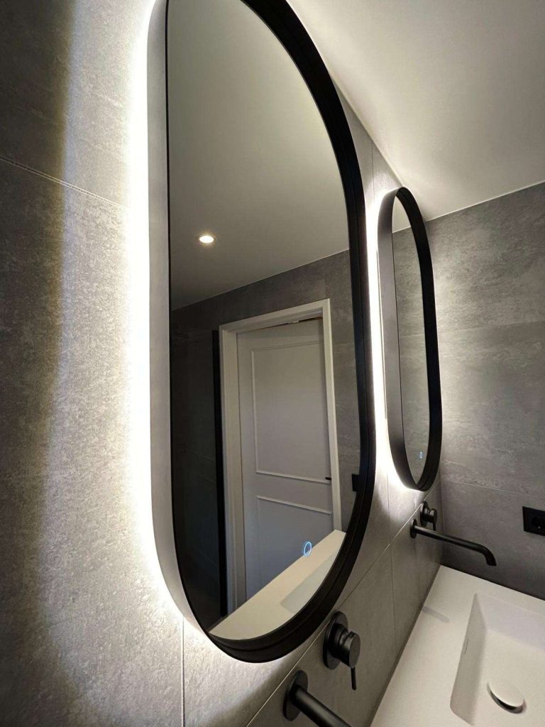 LED spiegel in nieuwe badkamer