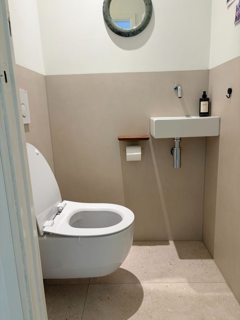 Zwevend toilet en wasbak