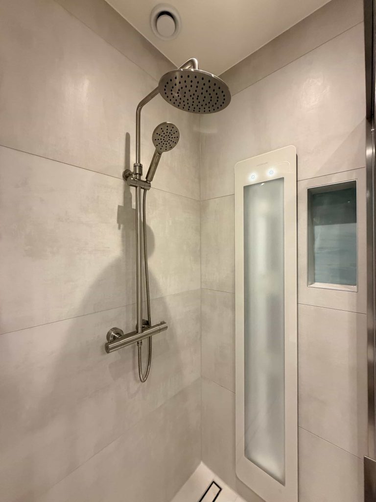 Inloopdouche met regendouche en handdouche in compacte badkamer in Eindhoven na renovatie
