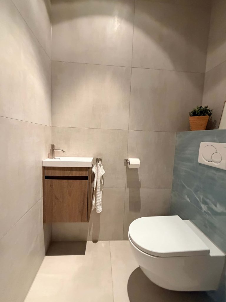 Inloopdouche met regendouche en verlichte nis in badkamer met bad en douche in Eindhoven