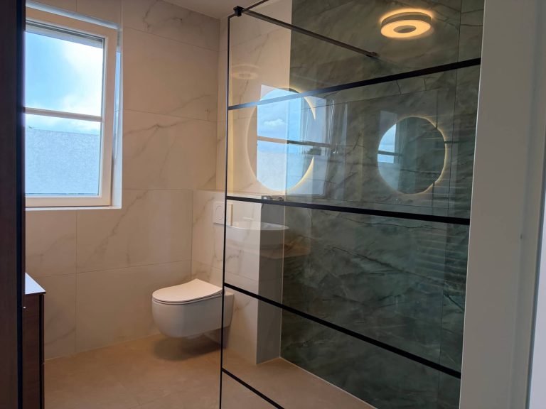 Badkamer renovatie Valkenswaard met marmer en natuursteen