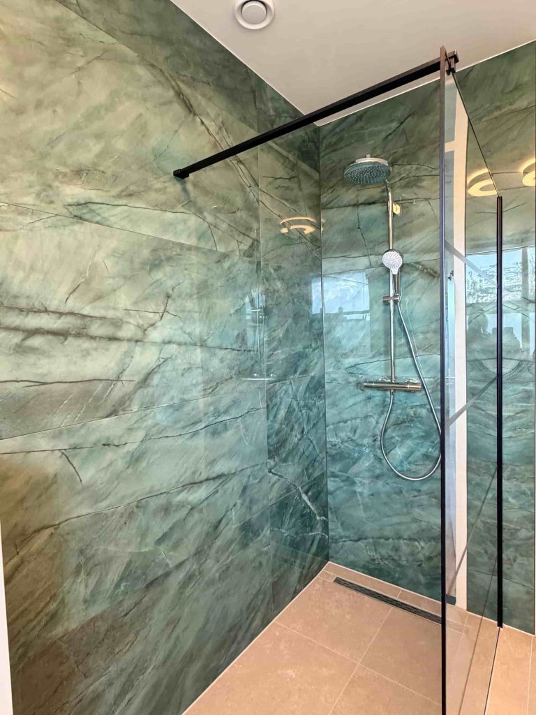 Inloopdouche met groene natuursteenlook, regendouche en handdouche in badkamer in Valkenswaard