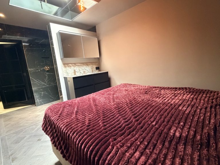 Ensuite badkamer in Nuenen met dubbele wastafel en inloopdouche open naar de slaapkamer